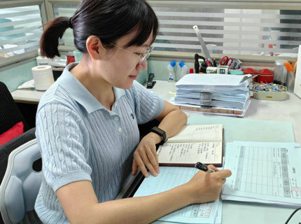 勤勉盡責(zé)勇?lián)?dāng) 恪盡職守寫(xiě)青春